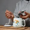 머그잔은 Jingdezhen의 손으로 그린 ​​Loquat Office Tea Brewing 세트 안개가 자욱한 블루 머그 세라믹 안티 스케일 컵에주의를 기울입니다.