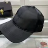 Klasik Metal Üçgen Logo Moda Şapkaları Klasik Beyaz Siyah Beyzbol Kapağı Erkek ve Kadınlarla Patlayıcı Ad-Milano Satıyor