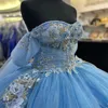 Sky Mavi Parlak Prenses Tatlı 16 Quinceanera Elbiseler 3dflower Aplike İnciler Cape Balysu Gown Vestido De 15 Anos Dantel Up
