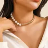 Perle d'imitazione asimmetriche di perle e collana girocollo corta piegata per le donne Collo alla moda con colletto 2023 Accessori per gioielli di moda