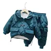 Set di abbigliamento invernali Nuovi bambini coreani Ragazzi Completi di vestiti Abiti invernali Pullover Capispalla Cappotti + pantaloni Velluto spesso caldo bambini Tuta da neve 2-12 anni 230927