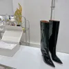 Amina Muaddis Fiona Lakleer Knie Laarzen Puntschoen Dames Naaldhak zwart wit luxe modeontwerper slip-on schoenen