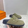 Hombres Mujeres Go Mule zapatillas diseñador de lujo Primavera Otoño Estilo Clásico Felpa Medio Tuo Baotou Zapatillas al aire libre Moda Sandalias planas Zapatos Tamaño 35-45