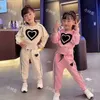 Set di abbigliamento Ragazza Primavera Autunno cuore amorevole Set 2023 Maglione caldo sportivo per ragazze alla moda Set coreano in due pezzi 230927