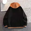 Chaquetas para hombres Traje de béisbol American Hiphop Falso Moda de dos piezas Sudadera con capucha versátil Mismo abrigo térmico de terciopelo para hombres y mujeres L231006