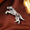 Designer Luxury Brosch Domineering Men's Wolf Head Brooch gjord av gammal elektropläterad legeringsjacka med personliga djurvargstift