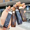 2021 Luxury Men's midje Buckle Leather Presbyopia Keychain Pendant Car Key Chain Ring Fashion Par Creative Gift H1011223B