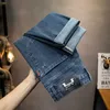 Mäns jeansdesigner 2023 Autumn and Winter New Pants Slim Fit Small Straight Elastic Mid Rise Luxury Brand Dark Blue Denim W6nj