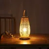 Lámparas de mesa Lámpara de escritorio pequeña de ratán ahuecada de bambú Boho mesita de noche decorativa luz nocturna lámpara de base de madera maciza para dormitorio y sala de estar YQ231006