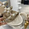 Tasarımcı Sandallar Top Yaz Kadınlar Düz Sandals Lüks Deri Sandalet Moda Düz Topuk Ayakkabıları Yüksek Kalite Fabrika Ayakkabıları Kutulu Büyük Boy 35-41