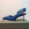 Luxuriöse, elegante Denim-Vorhängeschloss, spitze, nackte Sandale, Ausschnitte, geschnitzter Metallabsatz, taubengrau, runde Zehen, Absatz, Kleidschuhe, Designer-Pumps mit Knöchelriemen