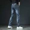 Mäns jeansdesigner 2023 Autumn and Winter New Pants Slim Fit Small Straight Elastic Mid Rise Luxury Brand Dark Blue Denim W6nj