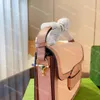 حقيبة السروج كلاسيكية مصمم حقيبة أزياء العلامة التجارية محفظة عتيقة السيدات كورنوس الوردي جلد حقيبة اليد مصمم الكتف كيس 2 الحجم