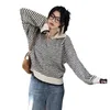 女性のセーター女性カラーマッチングセーターコントラストシックなストライプニット居心地の良いVネックプルオーバー秋の冬
