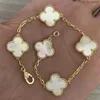 Charm Armband Luxury Clover Designer Armband Pearl 4 Leaf 18K Gold Laser Brand Bangle Halsbandörhängen Bröllop a