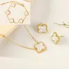 4 Collier de concepteur de luxe à quatre feuilles Collier de bijoux Colliers de pendentif Bracelet Bracelet Oreille Femmes Christmvalentine's Day Birthday Gifts Three Piece Set