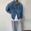 Herrjackor y2k tvättad denimjacka rockar mens vintage metall patch korta denim rockar streetwear höst män mode jean skjorta jackor för man 231005