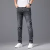 Herren-Jeans-Designer, leichte Luxus-High-End-Elastik-Herren-Slim-Fit-Jeans für Frühling und Sommer, dünn, gekämmt, warm gebohrt, weiche Hose mit kleinem Bein, KT2F