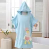 Handelsrockar Tecknad filmbarn Coral Fleece Bathrobe Soft Thicked Boys Girls Absorberande badhandduk Enkel fast färg Baby Hooded Cloak 231006