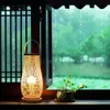 Lámparas de mesa Lámpara de escritorio pequeña de ratán ahuecada de bambú Boho mesita de noche decorativa luz nocturna lámpara de base de madera maciza para dormitorio y sala de estar YQ231006