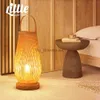 Lámparas de mesa Lámpara de escritorio pequeña de ratán ahuecada de bambú Boho mesita de noche decorativa luz nocturna lámpara de base de madera maciza para dormitorio y sala de estar YQ231006