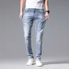 Jeans pour hommes designer printemps et été nouvelle couleur claire imprimé jambe mince jeans marque de mode polyvalent petit pantalon droit Z302