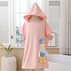 Handelsrockar Tecknad filmbarn Coral Fleece Bathrobe Soft Thicked Boys Girls Absorberande badhandduk Enkel fast färg Baby Hooded Cloak 231006