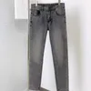 Mäns jeansdesigner Hot Stamping Casual Grey Black Jeans, koreansk version av höst- och vintertrendiga varumärken Små benbyxor, herrarna Slim Mesh Mesh Red W52Y