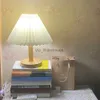 Lampes de table Lampe de table de chevet moderne décorative plissée vintage esthétique bureau en bois veilleuse ronde pour chambre salon bureau à domicile YQ231006