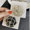 Designer Luxury Brosch Camellia Pearl Brosch Women's High-End Silk Scarf Button Brosch Kawaii Metal Pin Brook