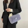 2023 herfst/winter nieuwe warme contrasterende kleur gesplitste pluche handtas voor dames, populair online live, gepersonaliseerde pluche damestas