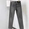 Mäns jeansdesigner Hot Stamping Casual Grey Black Jeans, koreansk version av höst- och vintertrendiga varumärken Små benbyxor, herrarna Slim Mesh Mesh Red W52Y