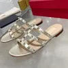 Sandálias de designer Top Verão Mulheres Sandálias Planas Sandálias de Couro de Luxo Moda Salto Plano Sapatos Femininos de Alta Qualidade Sapatos de Fábrica com Caixa Grande Tamanho 35-41