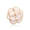 Designer Luxury Brosch Camellia Pearl Brosch Women's High-End Silk Scarf Button Brosch Kawaii Metal Pin Brook