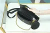Designväska Ny V-vågmönster crossbody väska flätad axelväska guldbokstäver spänne hårdvara handväska för kvinnor modeväskor