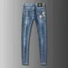 Jeans de marque élastiques pour hommes, Version coréenne, pieds ajustés, imprimé cheval doré, pantalon bleu, printemps été, 235S