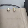 Mujer Pendientes gratis populares Envío Diseñador de lujo Bijoux Pendiente Joyería de moda Conjunto de cuatro garras europeo y americano Pendientes de mujer con cuentas Regalo de boda