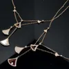 Halsband S Designer Fashion Women New V Qixi Multi Piece Liten kjol Kolkedja Hög version Rose Gold Diamond White Fritillaria