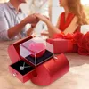 Cadeau cadeau rose dans une boîte de fleurs artificielles éternelles roses préservées réelles avec des bijoux pour les femmes