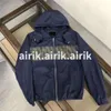 Erkekler Dış Giyim Hardshell Tasarımcısı Sonbahar -Winter Dijital Baskılı Harfli Kapşonlu Lüks Göğüs Çıkartmaları Baskılı Dış Mekan Günlük Blazer Ceketi ile Kaplı