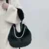 2023 Autumn/Winter Nowa pluszowa torba Mała design imitacja lis fryzjerka torba Pearl łańcuch pojedynczych ramię pluszową torbę czarną kolor