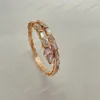 Hänge halsband temperament rose guld 18k färg vit fritillaria zirkon orm halsband armband set scen po vacker bröllop bankett 231005