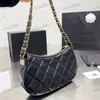 22ss Bolso de hombro con estilo para mujer Hobo Bolsas de axila Hardware dorado Hebilla de metal Bolso de lujo Matelasse Cadena ancha Bolsas cruzadas Maquillaje de media luna Sacoche 23x12 cm