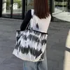 Kvällspåsar mode shoppare tote ungdomskvinnor axel stor kapacitet brev hand strip canvas crossbody för studenter