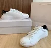 Les petites chaussures blanches masculines et femmes lacent des baskets respirantes chaussures de style classique à semelles plats pour les hommes de vie