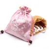 Cadeau cadeau 50pcs broderie chinoise satin emballage pochettes brocart à la main pochette en soie sacs à cordon de Noël faveur de fête de mariage