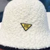 صياد معدني أفخم للنساء في خريف شتاء 2023 جديد حوض العطر القبعة العصرية متعددة الاستخدامات وعرض دلو صغير