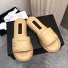 Summer Nuovo tipo di sandali in pantofola Donne che indossano pantofole piatte per il ricamo coreano per il tempo libero Beach 01