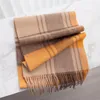 Sciarpe Sciarpa di lana Donna Inverno Scialli caldi di lusso Avvolge Pashmina a scacchi Moda Foulard Femme Nappa Collo scozzese giallo