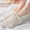 Chaussettes d'été fines et invisibles pour femmes, pantoufles de cheville de bateau, coupe basse, luxueuses, en dentelle, maille, bas courts antidérapants en Silicone